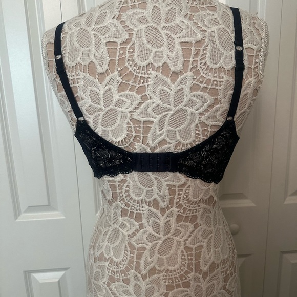 No Boundaries Black Bra with Adjustable Straps and Molded Cups - Picture 2 of 6